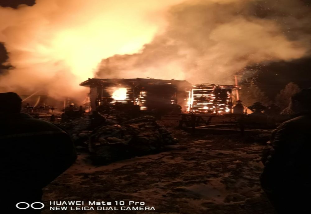 Biserică de rit vechi mistuită de flăcări! În picioare a arămas doar clopotnița (FOTO/VIDEO)