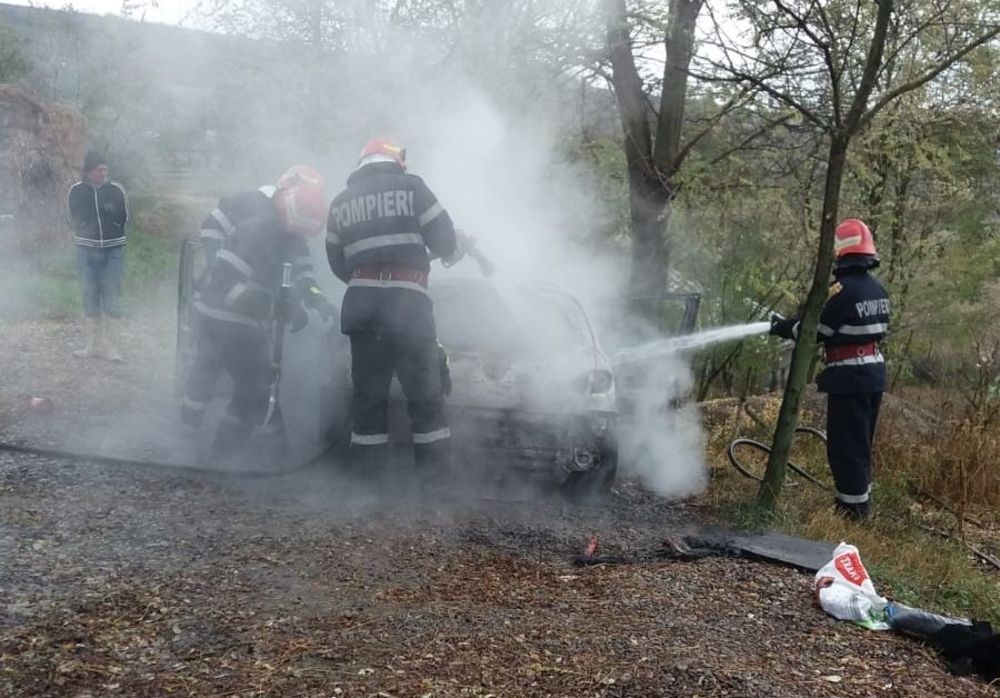 Mașină incendiată în Bălăceana