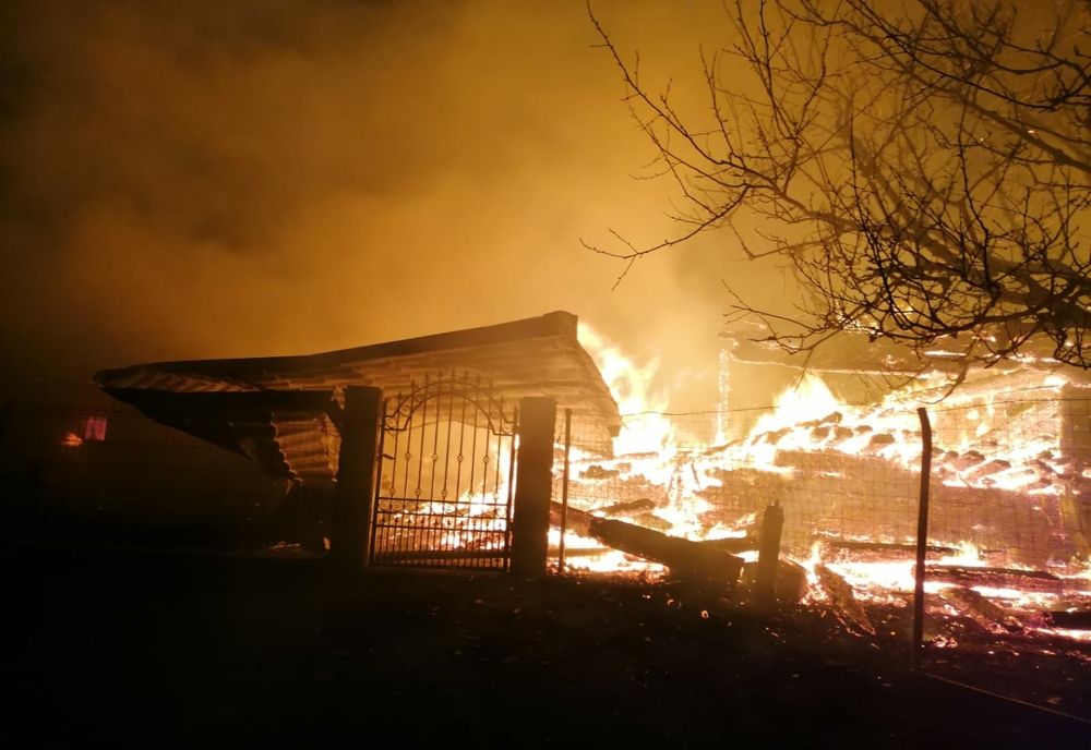 Gospodărie distrusă de incendiu în Ulma (FOTO)