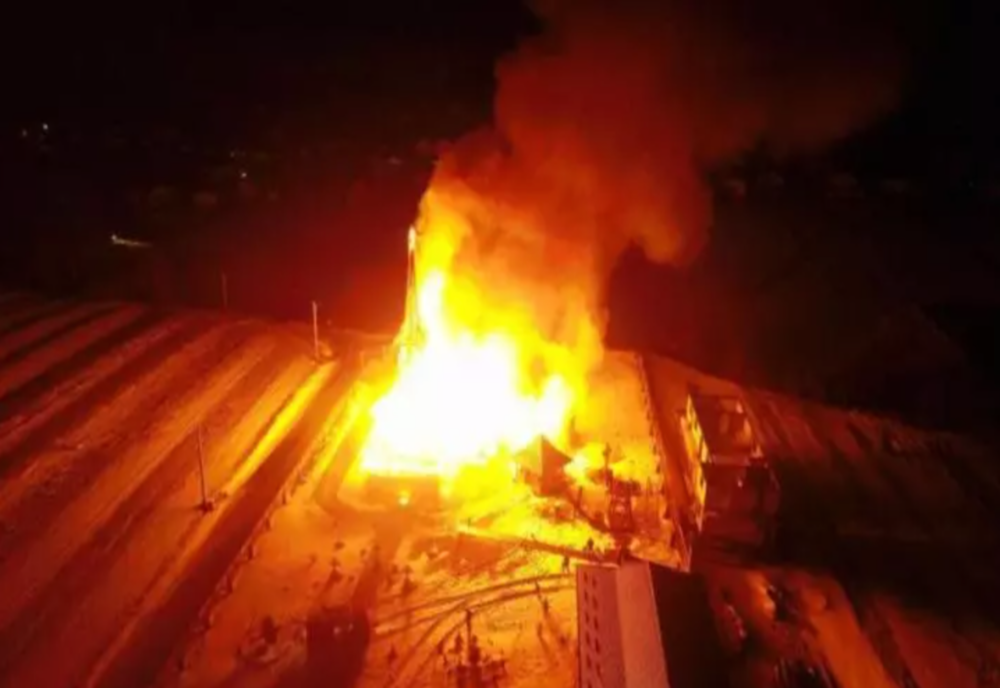 O biserică din Suceava ARDE generalizat. ISU a trimis 10 autospeciale să stingă incendiul