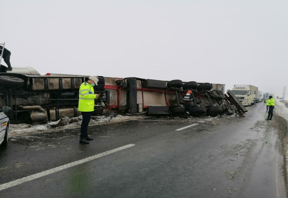 Un TIR încărcat cu ciocolată s-a răsturnat pe E85 (FOTO)