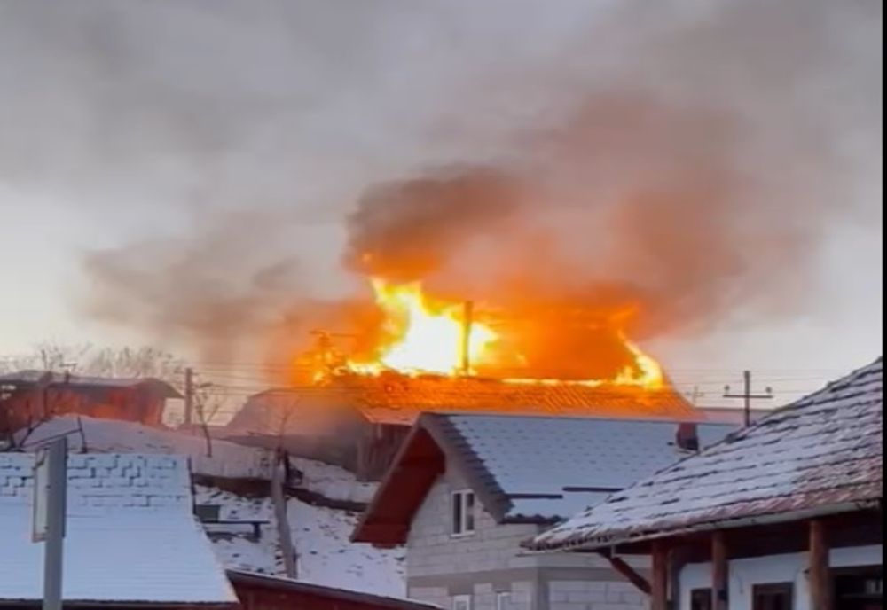 Incendiu violent în municipiul Câmpulung Moldovenesc (FOTO)