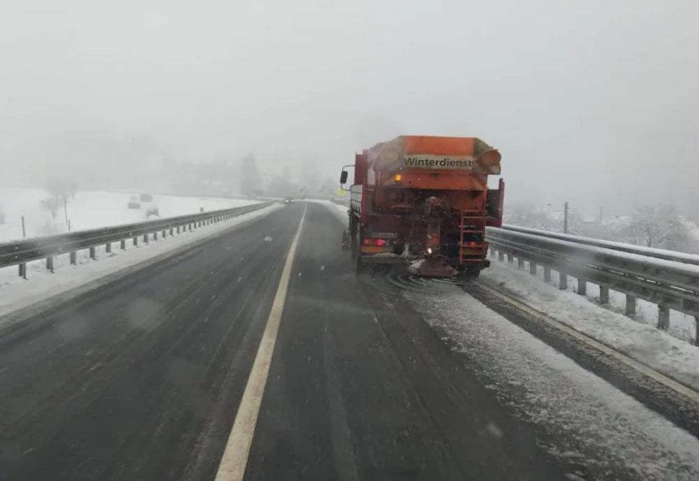 Polei pe șoselele din Suceava. Drumarii au intervenit cu utilaje 