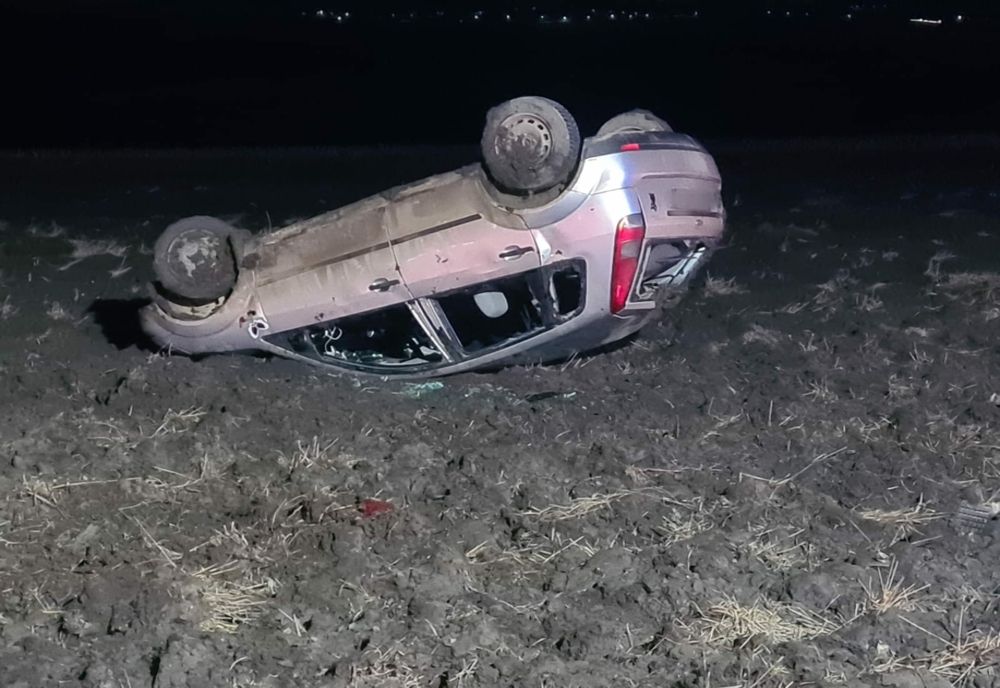 Accident spectaculos: autoturism răsturnat în decor 