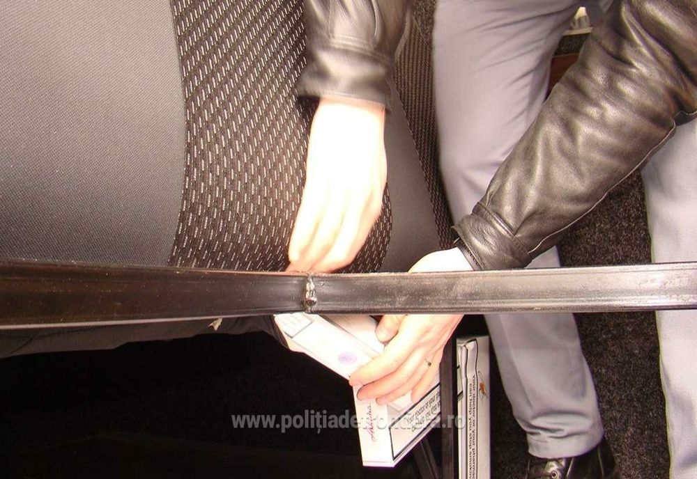Ţigări de contrabandă, ascunse în bancheta din spate a unui microbuz