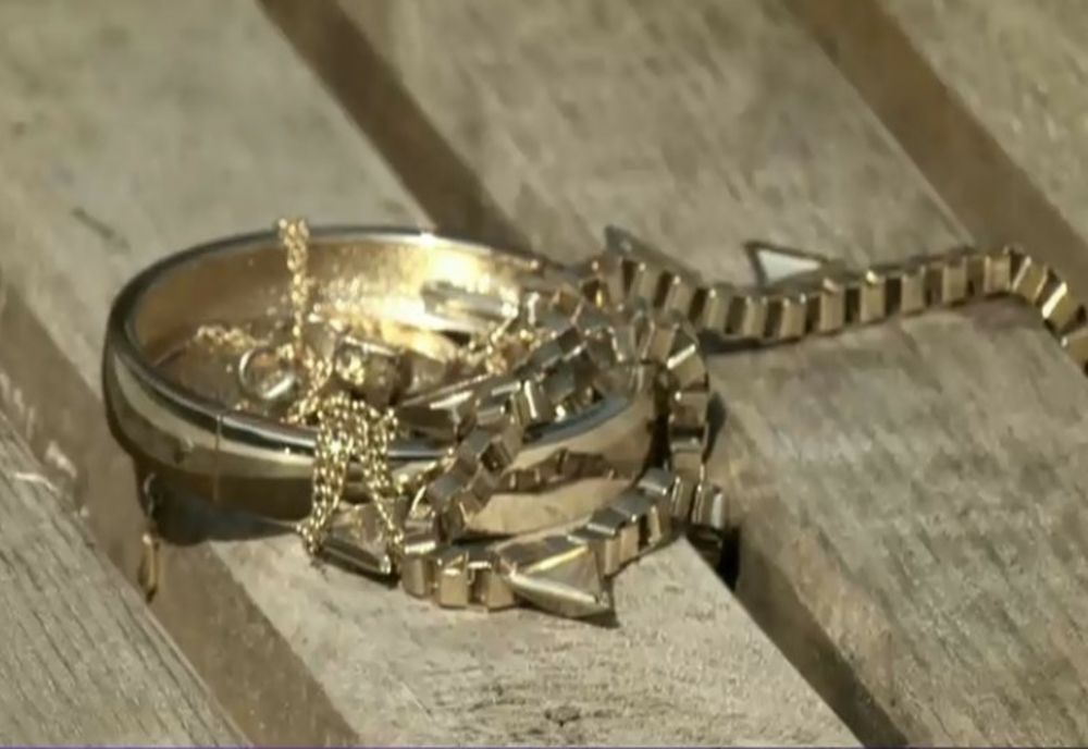 Bătrână tâlhărită de o alta pe care a primit-o în casă