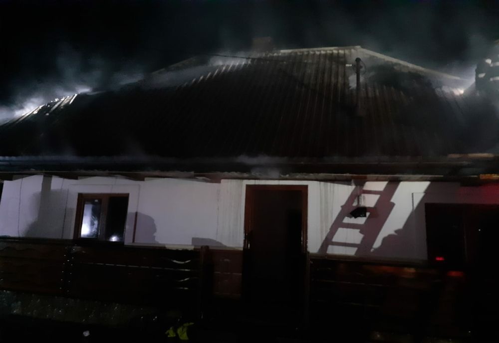 Incendiu la Voitinel! O bătrână a fost evacuată de pompieri