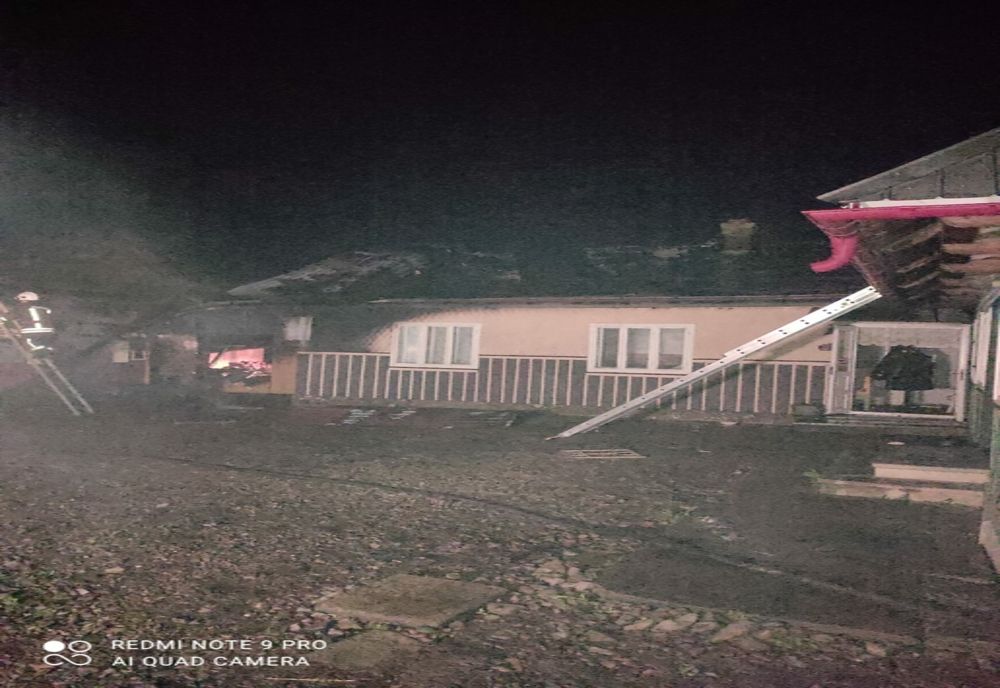 Gospodărie distrusă de incendiu la Fetești! Focul a fost pus intenționat (FOTO)