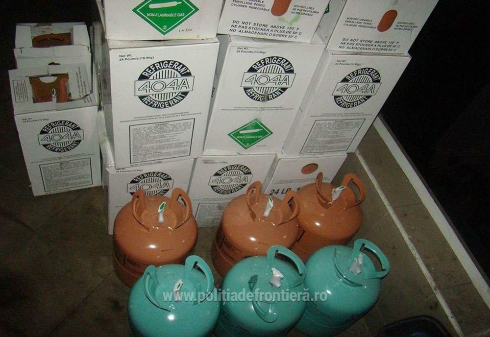 Butelii cu agent refrigerant ascunse într-un microbuz 