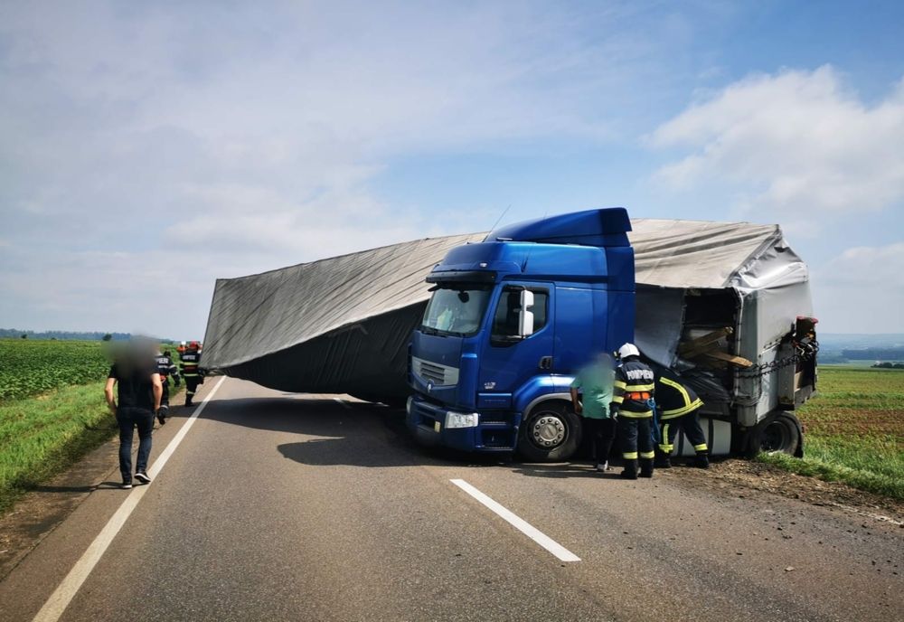 Autotren încărcat cu parchet, răsturnat pe șosea