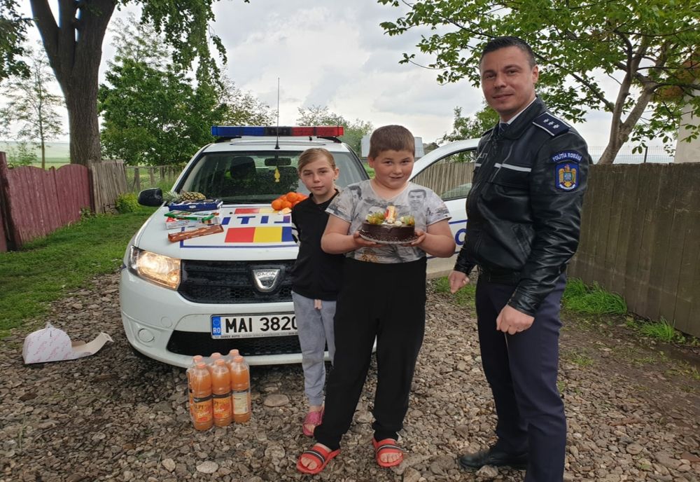 DE ZIUA COPILULUI SE ÎNTÂMPLĂ MINUNI....ȘI SÂNGELE DE POLIȚIST SE TRANSFORMĂ ÎN DULCIURI ȘI CADOURI