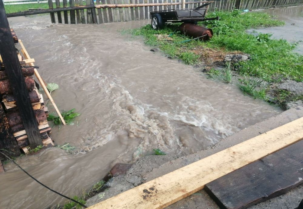 Curți inundate la Poiana Negrii