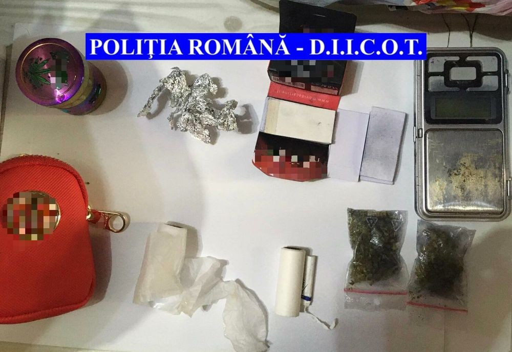 30 de persoane duse la audieri în urma unor percheziții ce vizează traficul de droguri