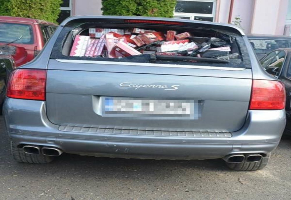 Porsche Cayenne, plin cu ţigări de contrabandă, oprit cu ajutorul dispozitivul anti-pneu