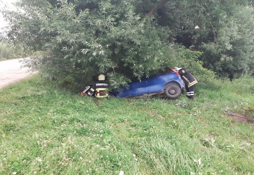 Autoturism ieșit în decor pe raza localității Siret