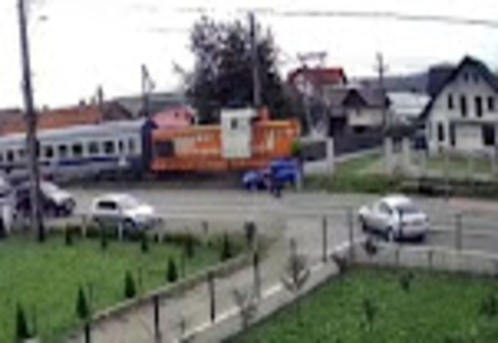 Scene INCREDIBILE! Au reușit să se SALVEZE în ultima clipă, SĂRIND din mașina lovită de tren. Imaginile au devenit virale