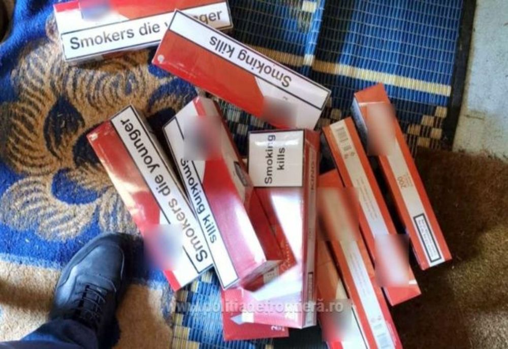 Prins de polițiști cu o sacoșă plină cu țigări de contrabandă