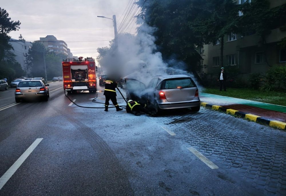 Un autoturism a luat foc în Suceava - VIDEO