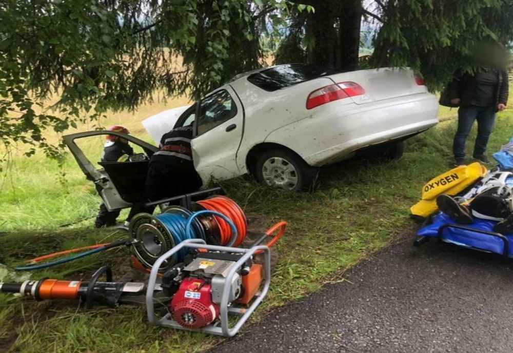 FOTO-S-a oprit cu mașina în copac! A fost nevoie descarcerare