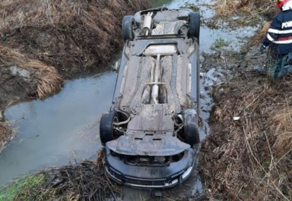 Doi răniți, după ce un tânăr fără permis s-a răsturnat cu mașina în albia unui pârâu. Șoferul și-a petrecut noaptea în arest după ce a fugit de la fața locului, 