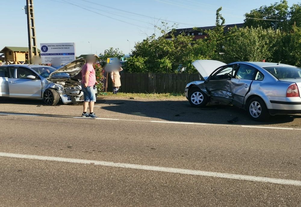 Ciocnire între două autoturisme pe o stradă din județul Suceava