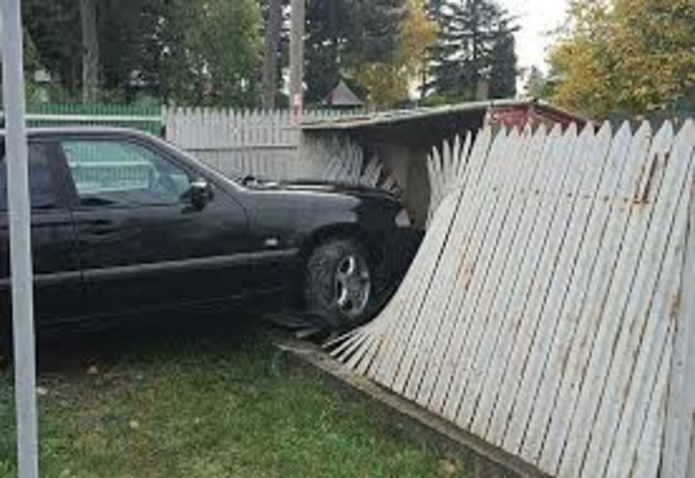 Mort de beat s-a urcat la volan și s-a oprit cu mașina într-un gard de beton