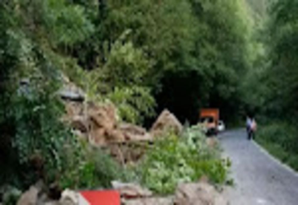 Pericol pe o șosea din jud. Suceava, după o cădere masivă de stânci