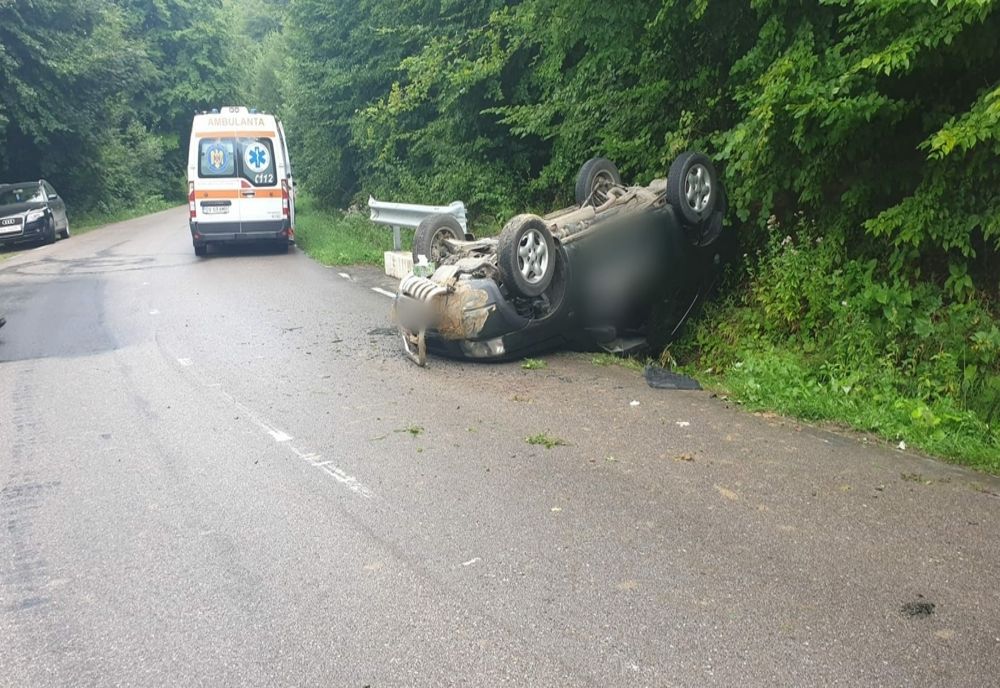 Autoturism răsturnat la Capu Câmpului. Doi minori au ajuns la spital