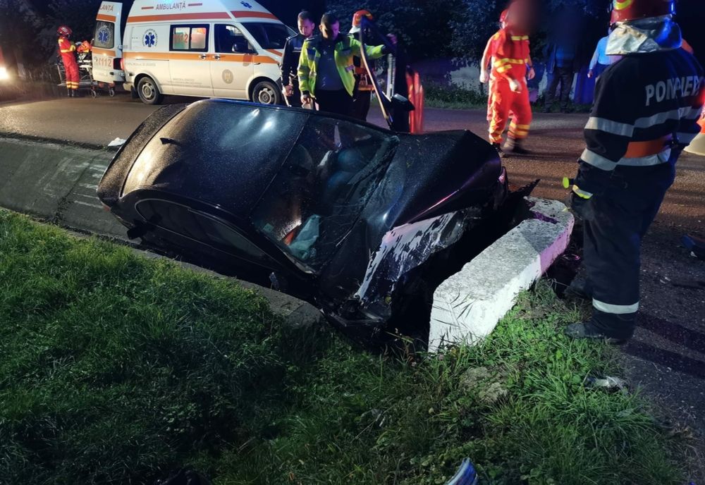 Un bărbat a ajuns la spital după ce a intrat cu mașina într-un cap de pod- FOTO
