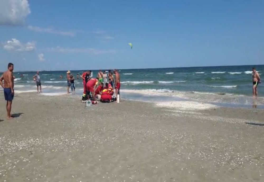 Turiști salvați în ultimul moment din valurile mării