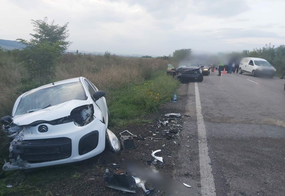 Accident rutier la ieșire din Suceava. Trei persoane primesc îngrijiri medicale