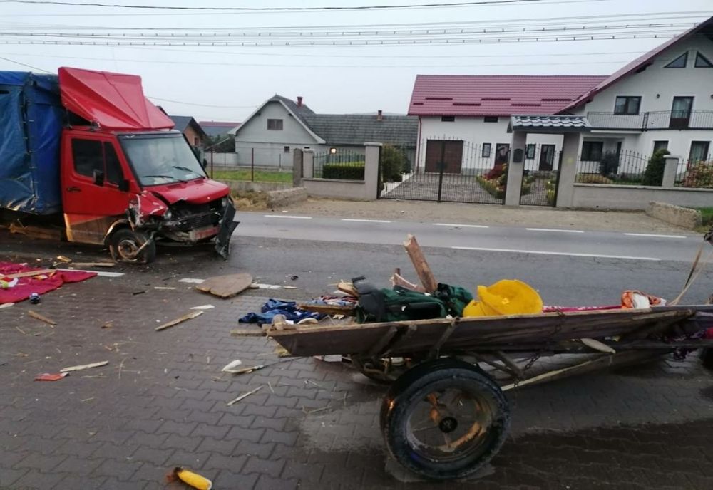 Căruță spulberată de o autoutilitară