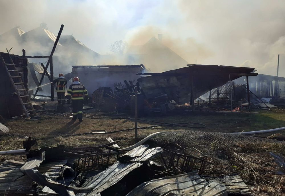 Gospodărie făcută scrum din cauza unui incendiu. A ars și autoturismul din garajul casei