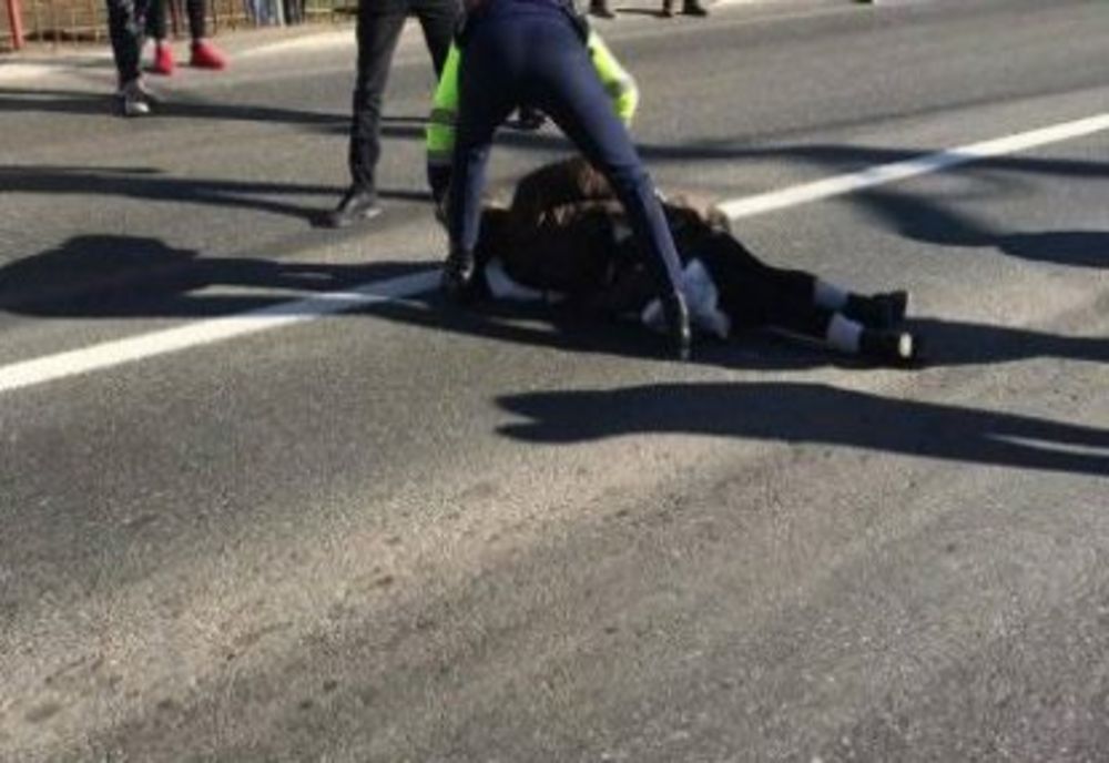 Femeie de 69 de ani, din Liteni, accidentată după ce a încercat să treacă strada prin loc nepermis