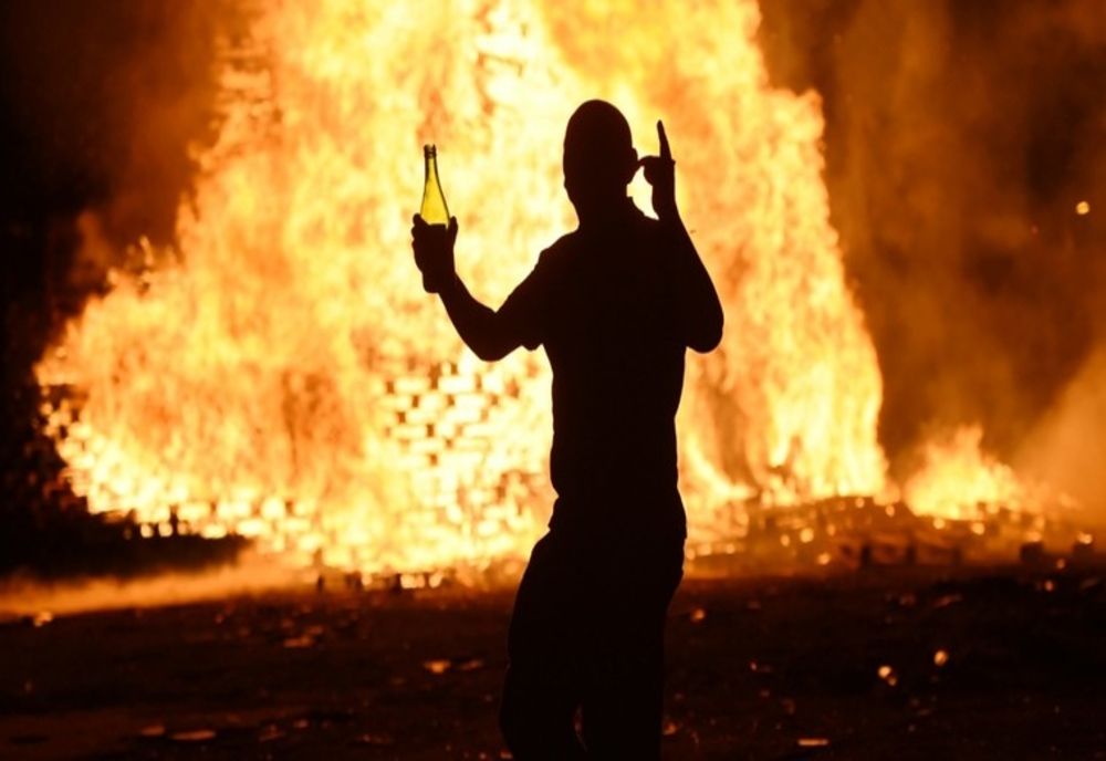 În arest după ce și-a dat foc la casă!