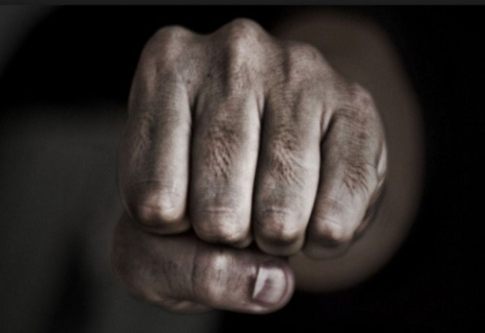 Un bărbat și-a bătut fosta soție și i-a spart telefonul