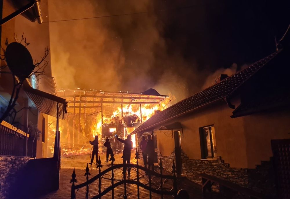 Pompierii suceveni s-au luptat cu flăcările ore în șir, după ce un incendiu a cuprins mai multe construcții din lemn