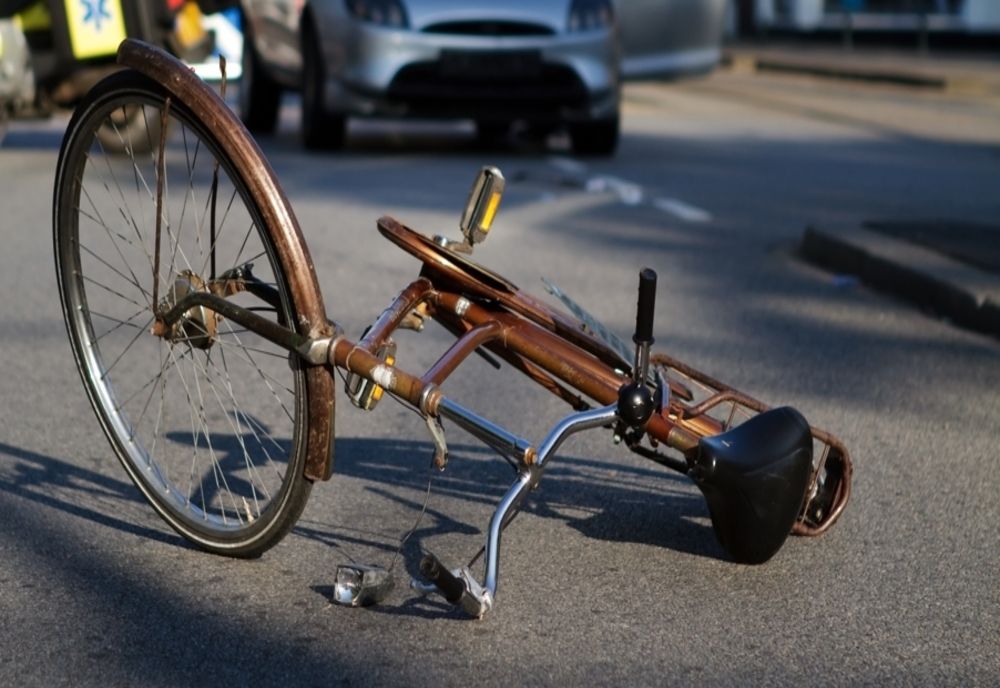 Un minor în vârstă de 10 ani, a intrat cu bicicleta într-o mașină