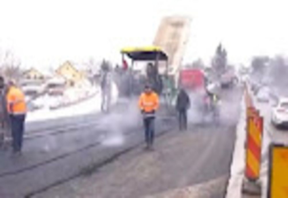 Treabă românească: Asfalt turnat direct pe noroi, în Suceava