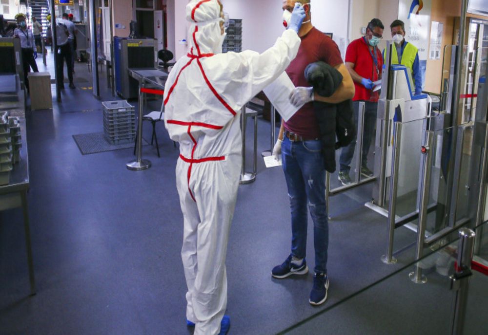 Angajații DSP Suceava din Aeroport sunt scuipați și înjurați de românii care vin din străinătate