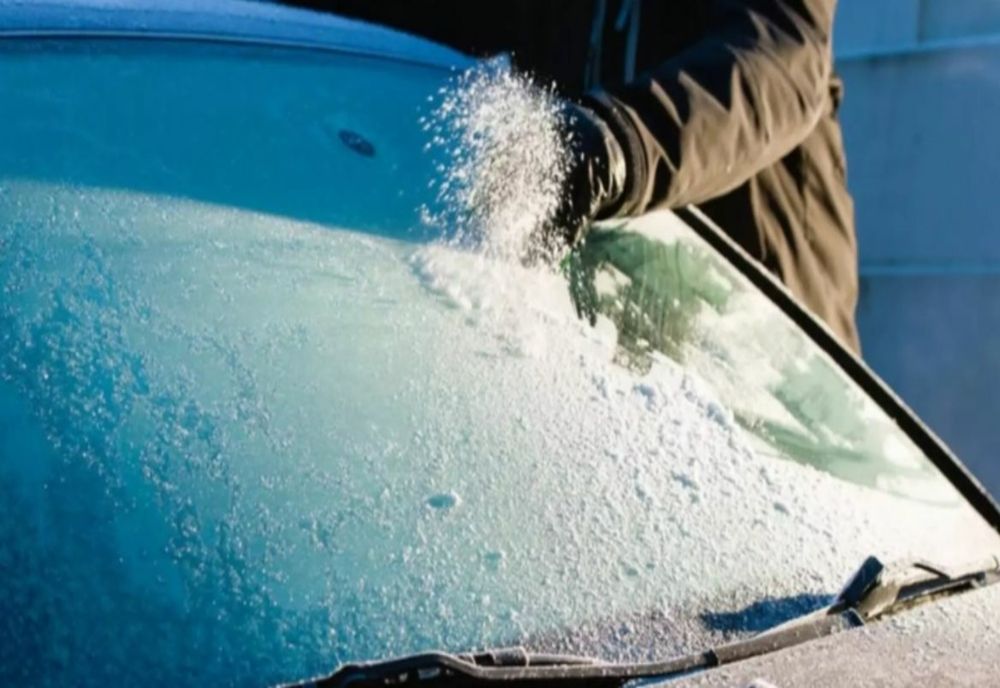 Cum dezgheți rapid și eficient parbrizul de la mașină. Trucul pe care trebuie să-l știe toți șoferii