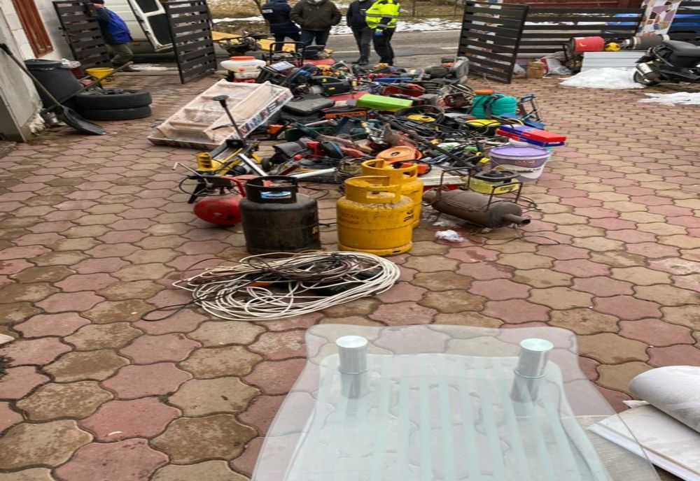 Bandă de hoți, destructurată! 8 persoane, reținute! Prejudiciul depașește 50.000 Euro