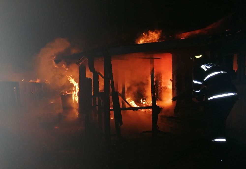 O familie de bătrâni din Dumbrăveni au rămas fără acoperiș deasupra capului! De spaimă, aceștia au ajuns la spital