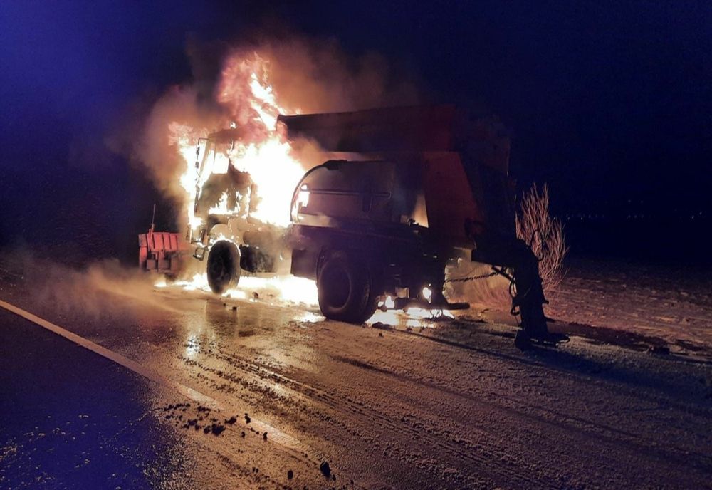 Un utilaj de deszăpezire a ars ca o torță pe un drum din Suceava