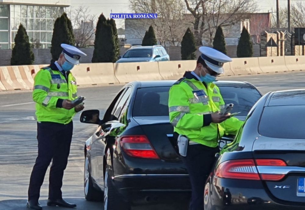 Știindu-se cu ”musca pe căciulă”, un șofer a oprit brusc la vederea mașinii de poliție