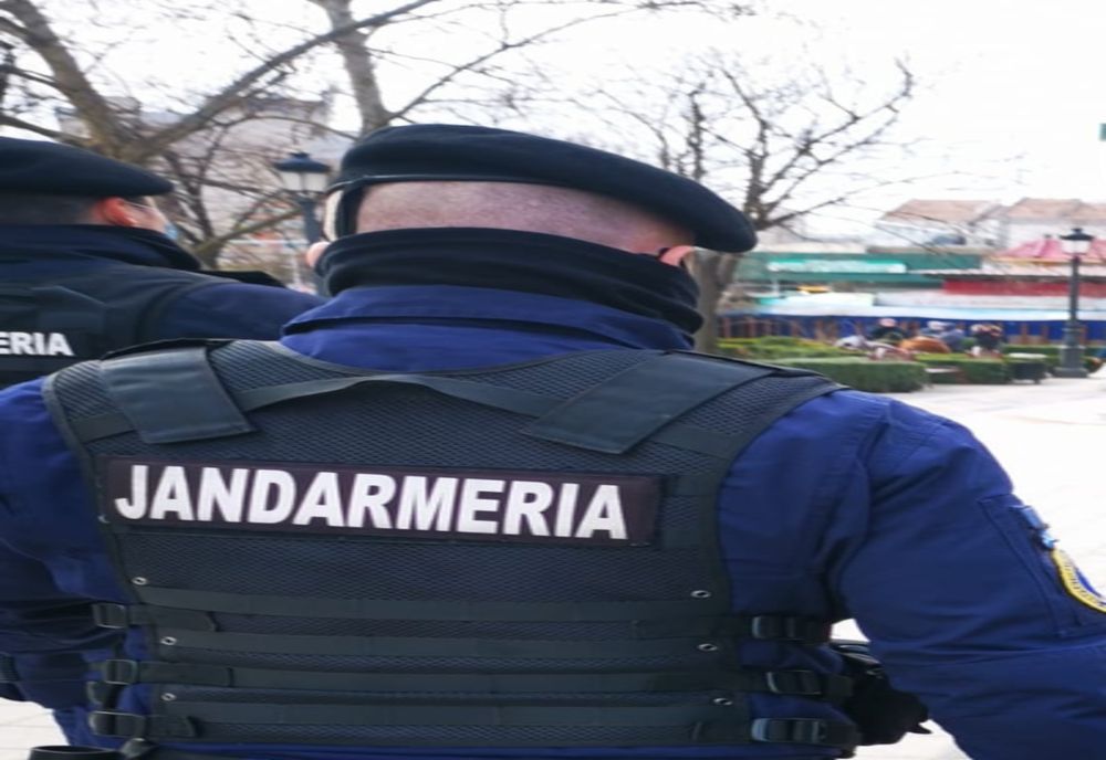 Un bărbat din Suceava care trebuia să stea în carantină a fost încătuşat de jandarmi după ce a ameninţat doi minori cu un cuţit