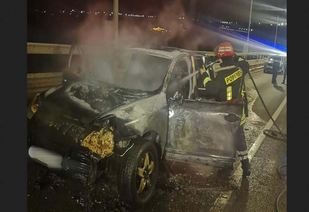  O maşină a fost cuprinsă de flăcări, pe o șosea din Suceava, din cauza unui scurtcircuit 