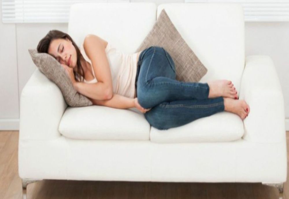 De ce nu trebuie să dormi niciodată pe canapea