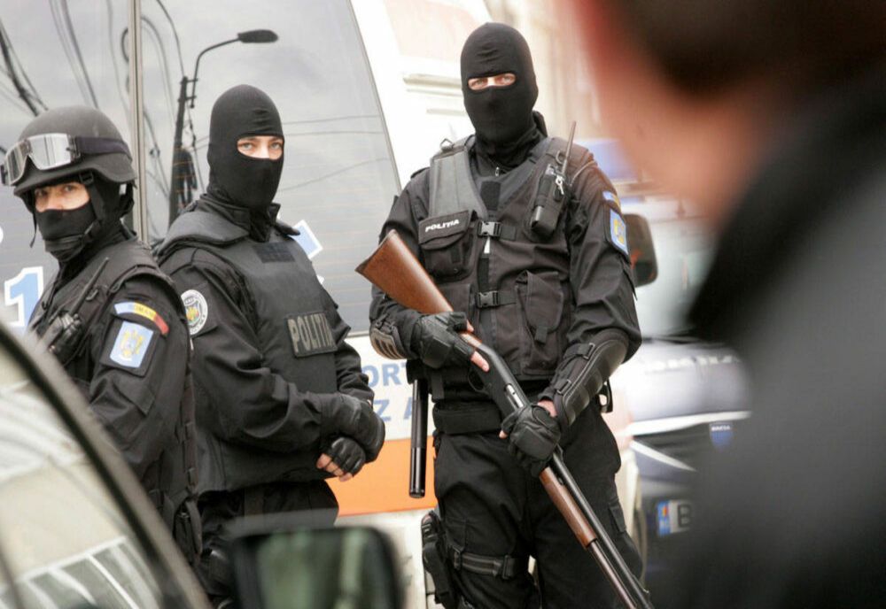 Traficanții de droguri, călcați de mascați