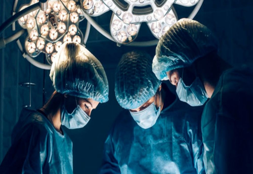 Copil de 13 ani din Suceava, cu o tumoră rară, salvat de neurochirurgi la Iași